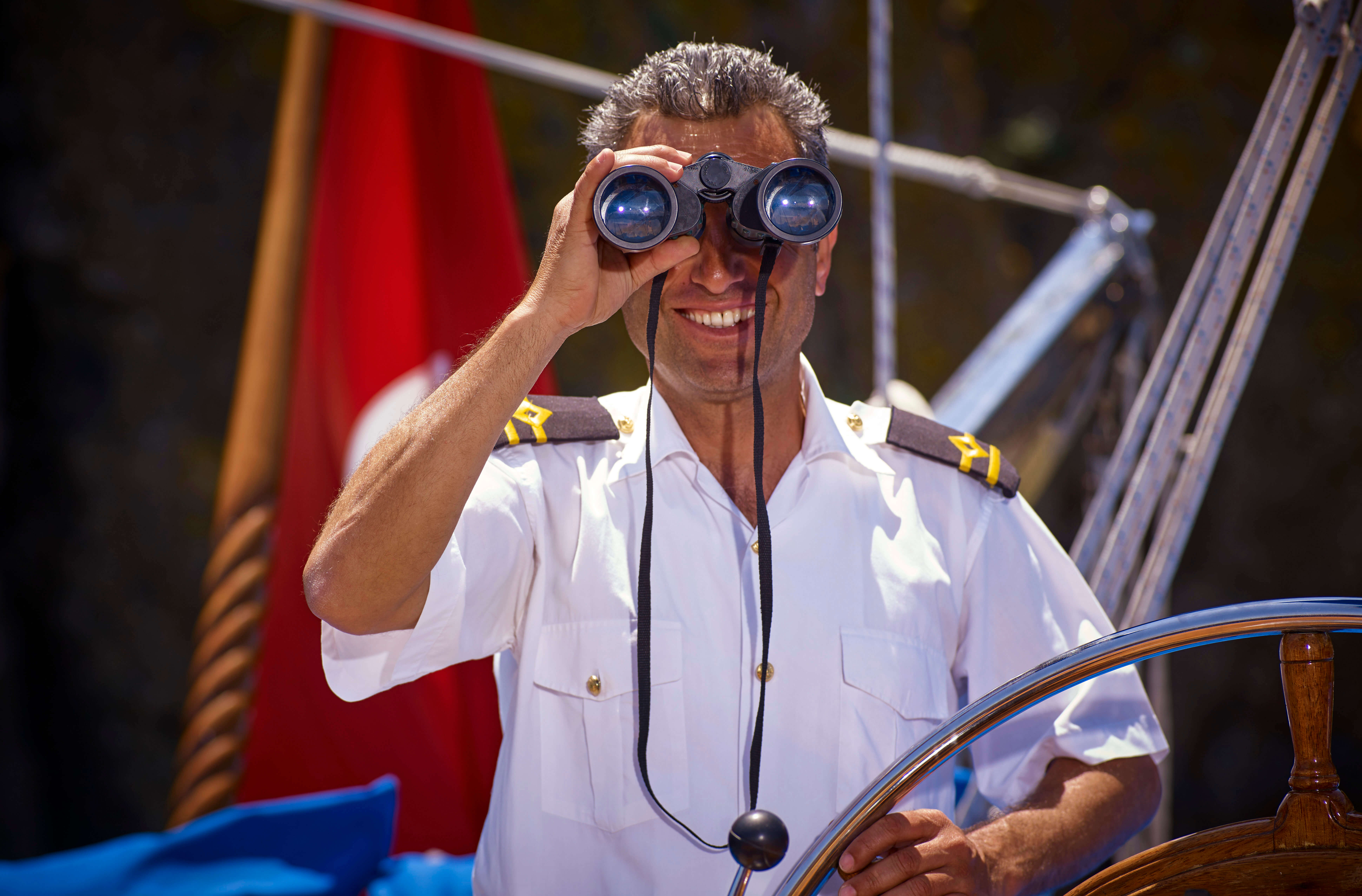 Godiva Sailing Kapitein Birol en verrekijker